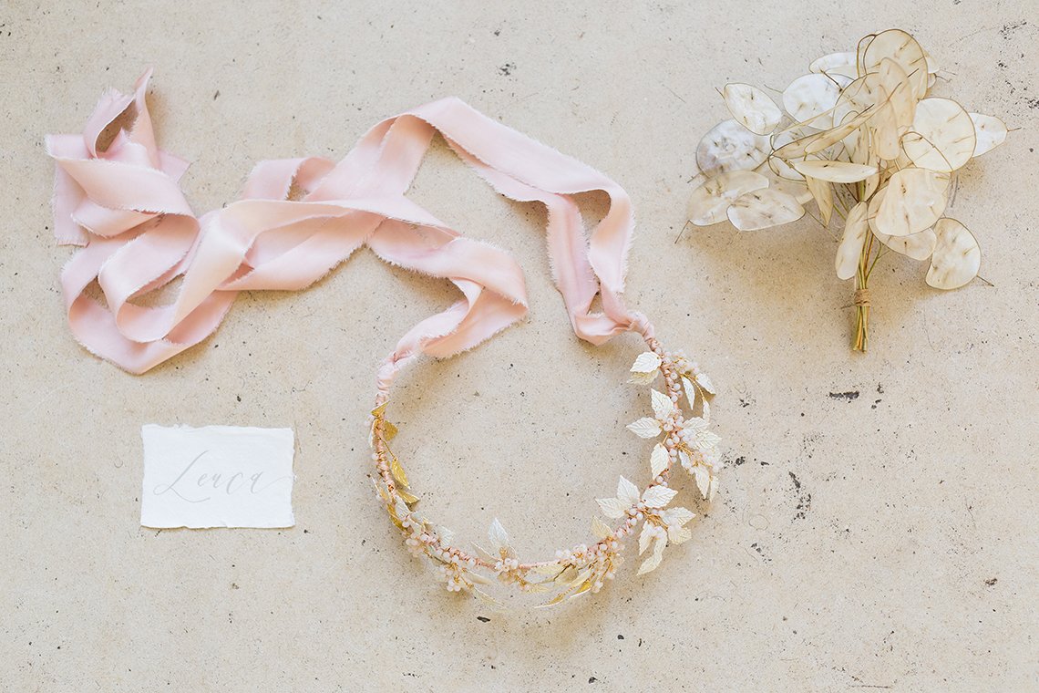 So in love with this East Meets West inspo shoot by <a href="/KateCullenStyle/">Kate Cullen Coaching & Photography</a> + <a href="/BowtieandBelle/">Bowtie and Belle</a> It will fill you with ideas for different bridal accessories + ways to wear them as well as working with the trendy Pampas Grass! With @RoseFloribunda + <a href="/lloyd_clare/">ClareLloyd</a> > bit.ly/2IBPfi4