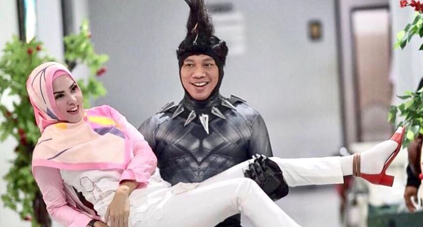 artikelMBDC's tweet photo. 5 Hal Ini Membuktikan Vicky Prasetyo Lebih Lelaki Sejati Ketimbang Dilan: Pilih Vicky atau Dilan nih? https://t.co/9mdBzE3mvd via @malesbanget https://t.co/GvDdwZBVKg