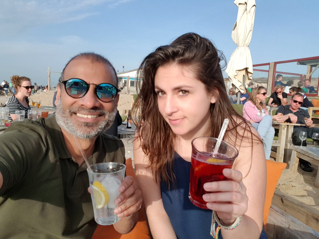 DorisFurcic's tweet photo. Van het weekend:
Een knipoog,
een glimlach, 
een pluim en 
een drankje om te proosten. 

Zon, dankje dat je even je warmte aan ons liet voelen. Blijf vooral nog even hangen, alsjeblieft. 🙏

Vandaag:
Zon, hallo? Hallo!?

#scheveningen #denhaag #weer #Nederland #Weather https://t.co/yMFa8G4MiU