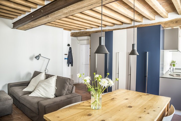 Les poutres apparentes, vous aimez ? Il faut dire que ça apporte beaucoup de cachet ! Découvrez comment les mettre en valeur grâce aux conseils @HomlyYou → bit.ly/HY-Poutres-app…