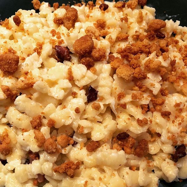 mememoniq's tweet photo. Knepfles à la crème aux lardons et crumble au parmesan #pate #knepfle #crumble #parmesan #creme #cuisine #food #homemade #faitmaison N'hésitez pas à nous demander la recette, nous la publierons dans notre blog https://t.co/ovpXzA77rP https://t.co/n7QP2r2f8u