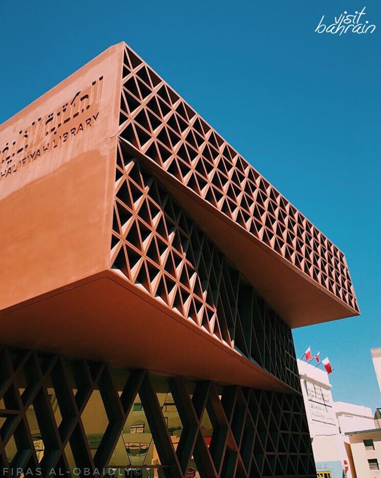 visit_bahrain's tweet photo. المكتبة الخليفية روعة التصميم المعماري والداخلي فهي احدى أقدم المكتبات العامة #في_البحرين وتم إعادة بناءها في قلب مدينة المحرق القديم

 #البحرين #سياحة #سفر #بلدنا_بلدكم #زوروا_البحرين https://t.co/Ev6Xu9QEDF