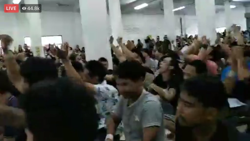 02950424's tweet photo. คนสมัครครบ 74 !!! ไม่ต้องจับบบบ  เฮ กันอย่างพร้อมเพียง !!!! 😆😆😆 #BamBamBlackcard https://t.co/W7eZWBTJjO