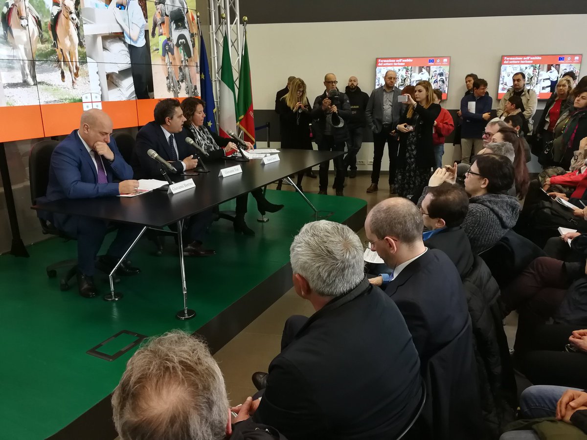 RegLiguria's tweet photo. 5 milioni dai fondi FSE per la formazione nel turismo. Destinatari sia i disoccupati (4 mln), con bandi che prevedono quote obbligatorie di assunzione, sia l'aggiornamento degli occupati (1 mln) sulle nuove professioni https://t.co/XLW7Mvcq9L