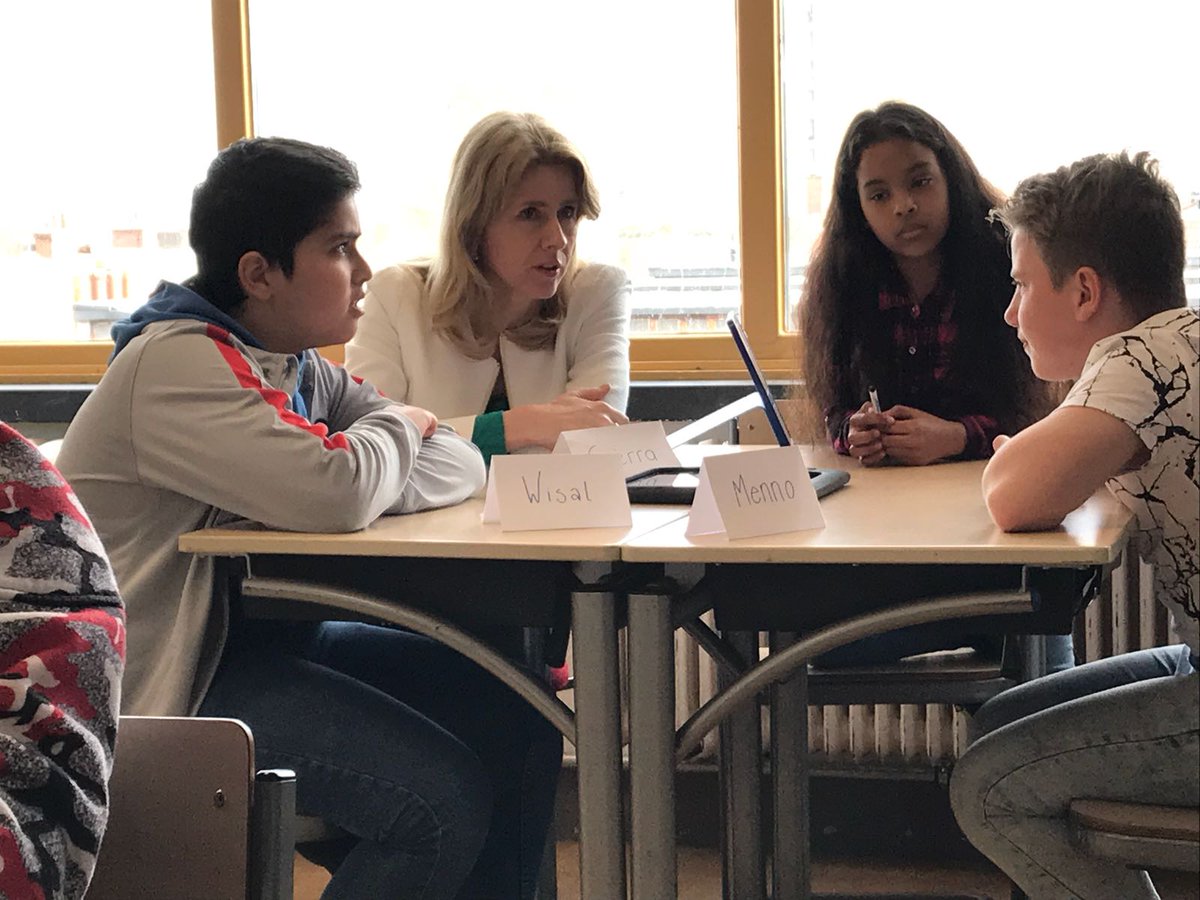provgroningen's tweet photo. .@MonaKeijzer en @brouns_p krijgen met leerlingen op basisschool De Kleine Wereld in Groningen les over cyberveiligheid. Les is onderdeel van nieuw onderwijspakket @I_Turn_IT en wordt aangeboden door de provincie om kinderen bewust te maken van de gevaren van digitalisering. https://t.co/wx9KTynZUW