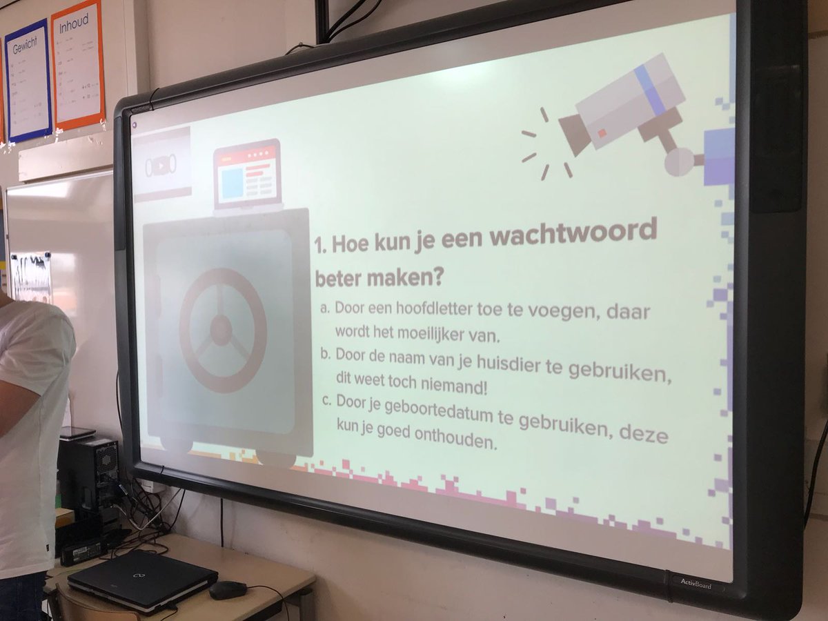provgroningen's tweet photo. .@MonaKeijzer en @brouns_p krijgen met leerlingen op basisschool De Kleine Wereld in Groningen les over cyberveiligheid. Les is onderdeel van nieuw onderwijspakket @I_Turn_IT en wordt aangeboden door de provincie om kinderen bewust te maken van de gevaren van digitalisering. https://t.co/wx9KTynZUW