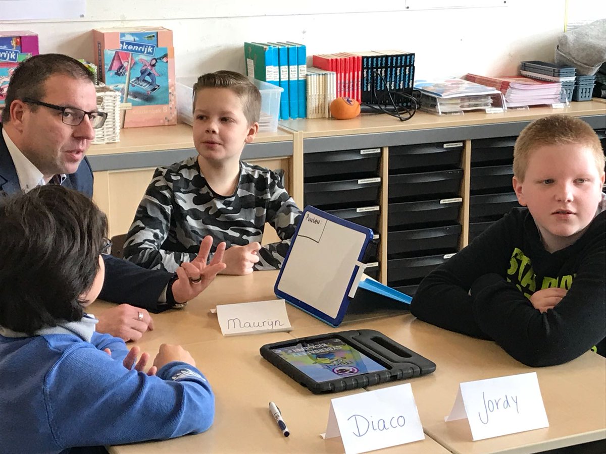 provgroningen's tweet photo. .@MonaKeijzer en @brouns_p krijgen met leerlingen op basisschool De Kleine Wereld in Groningen les over cyberveiligheid. Les is onderdeel van nieuw onderwijspakket @I_Turn_IT en wordt aangeboden door de provincie om kinderen bewust te maken van de gevaren van digitalisering. https://t.co/wx9KTynZUW