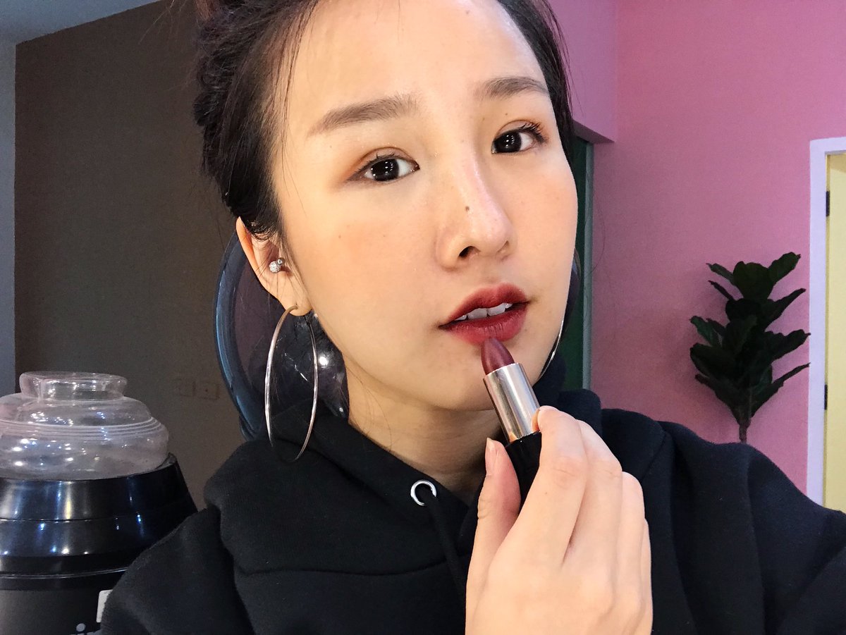 brinkkty's tweet image. ลิปลอรีอัล คัลเลอร์ ริช เนื้อครีม เหมาะกับซัมเมอร์มากๆ เราทาสี M601 (แดงก่ำๆ) ตอนนี้ปรับราคาลงจาก 399 เหลือ 349 ตลอดไปป!!! RT นี้ สุ่มแจก 5 รางวัล !! มีทั้งหมด 20 สีเย่อะตาแตก #ParisianChic #ColorRiche #LorealParisth