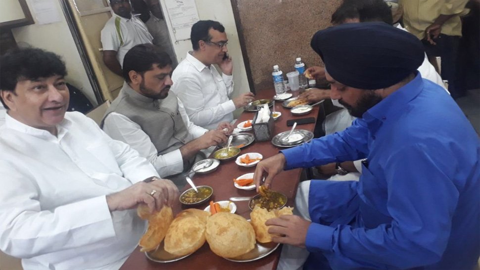 कांग्रेस नेता अरविन्दर लवली कह रहे हैं कि छोले-भटूरे 8 बजे सुबह खाए थे, जबकि आउल गाँधी के साथ उपवास का क्रियाकर्म 10:30 बजे से 4:30 बजे का था..
धन्य हो कांग्रेसियों.. साला ऐसे 5-6 घंटे का उपहास कौन करता है बे??
#RahulGandhi #RahulOnAFarce #rahulgandhifast #FastFoodPolitics