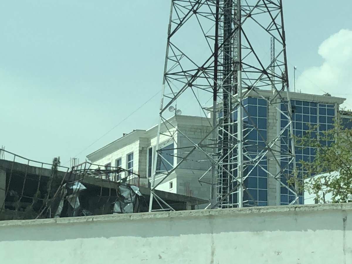 SatoMasahisa's tweet photo. 【ま昨年５月３１日のタンクローリー自爆テロの爪痕】
カブール市内で発生した多くの犠牲を出した自爆テロ、某大使館の一部は、写真のように、まだ、修復は終わっていません。実際の爆発の映像を見ましたが、広範囲に被害が。ソフトターゲットも近年増加傾向。 https://t.co/zaMNhphISx