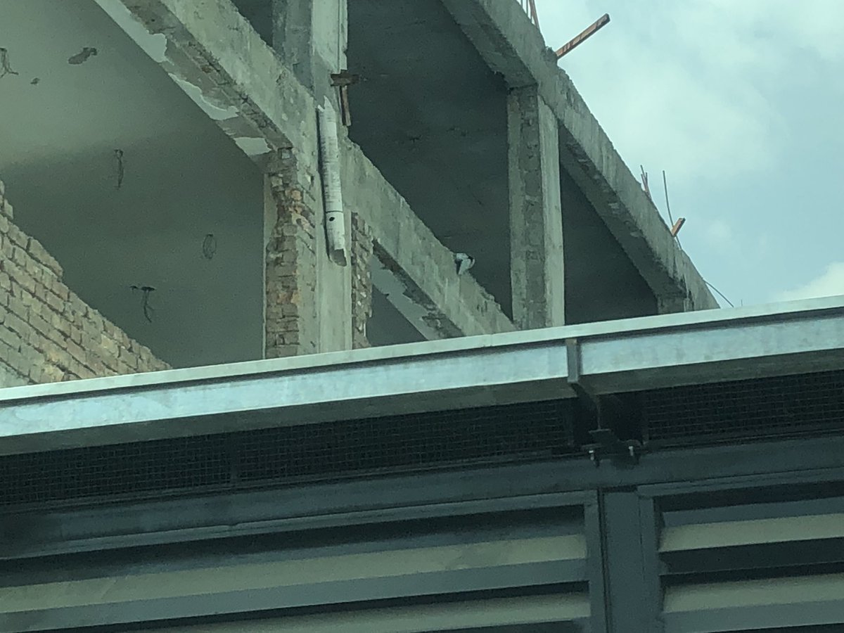 SatoMasahisa's tweet photo. 【ま昨年５月３１日のタンクローリー自爆テロの爪痕】
カブール市内で発生した多くの犠牲を出した自爆テロ、某大使館の一部は、写真のように、まだ、修復は終わっていません。実際の爆発の映像を見ましたが、広範囲に被害が。ソフトターゲットも近年増加傾向。 https://t.co/zaMNhphISx