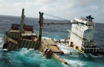 bjegou's tweet photo. NouvelleCaledonie : le #KeaTrader continue à se démembrer et a perdu 23 conteneurs #ShangaiSalvage #Ardent https://t.co/33Lc88YFJw via @_lemarin https://t.co/wXzwqXeDxX