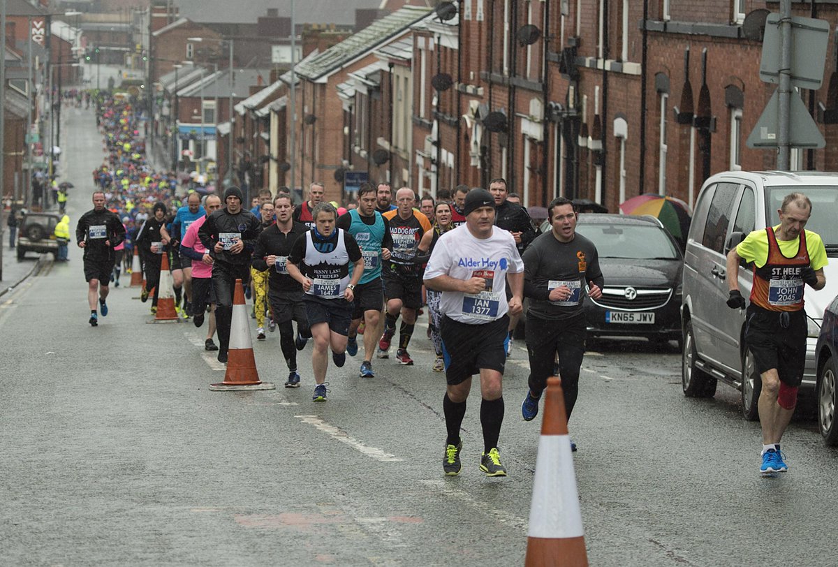 sthelenscouncil's tweet photo. The Mayor of St Helens, Councillor Joe Pearson, has passed on a good luck message to the many runners set to take on Sunday’s @sthelens10krun 

👉 https://t.co/UvbWwZjKdz https://t.co/yWy1lbbXC3