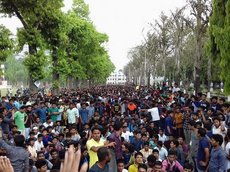 EmranAzad5's tweet photo. সাড়ে চার কোটি লোক বেকার রেখে উন্নয়ন সম্ভব নয়...
#জেগেছে_বাংলাদেশ
#ReformQuotaBD https://t.co/GWQ7u4K82S