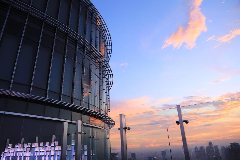 Henshin Here S How You Start The Week Dive Into The Hues Of Sunset At Henshin Rooftop Bar Level 67th Highestrooftop Bar Jakarta Cocktails Sunset View T Co 5ytlndwvuf