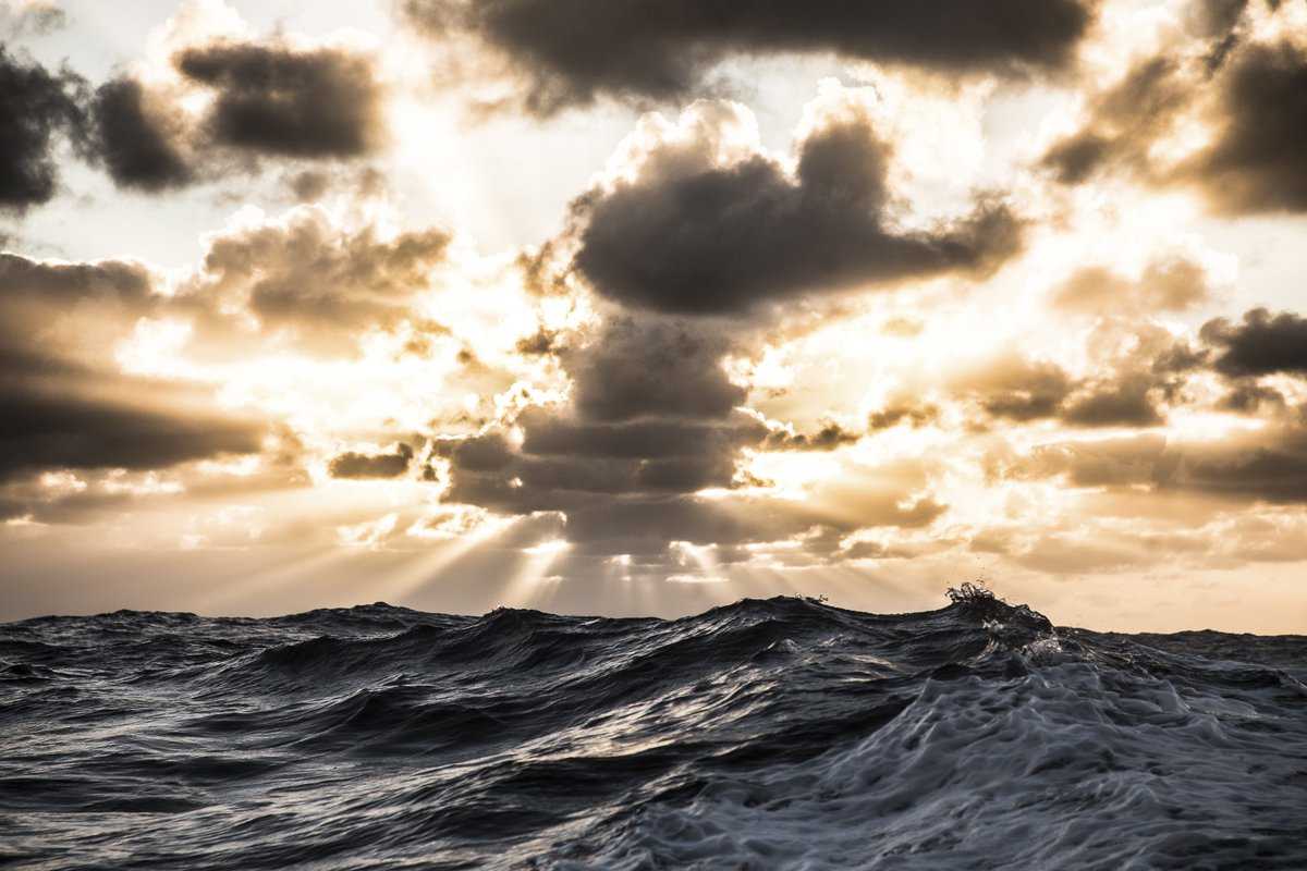 CostaSunFR's tweet photo. 🔥 Pour qu'un ciel flamboie... Photo de Martin Kéruzoré, quelque part entre Cape Town et Melbourne... #CostaSunMoment #lundimotivation https://t.co/U1NMQFnsQ9