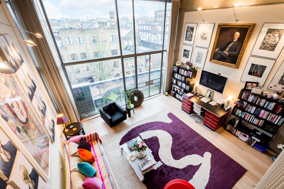 The apartment boasts a private terrace with stunning views of the Grand Union Canal basin and canal boats below. Both Angel and Old Street tube stations are within 5 minutes' walk.  The apartment comes with a secure parking space #Hoxton #London socsi.in/uGHsB