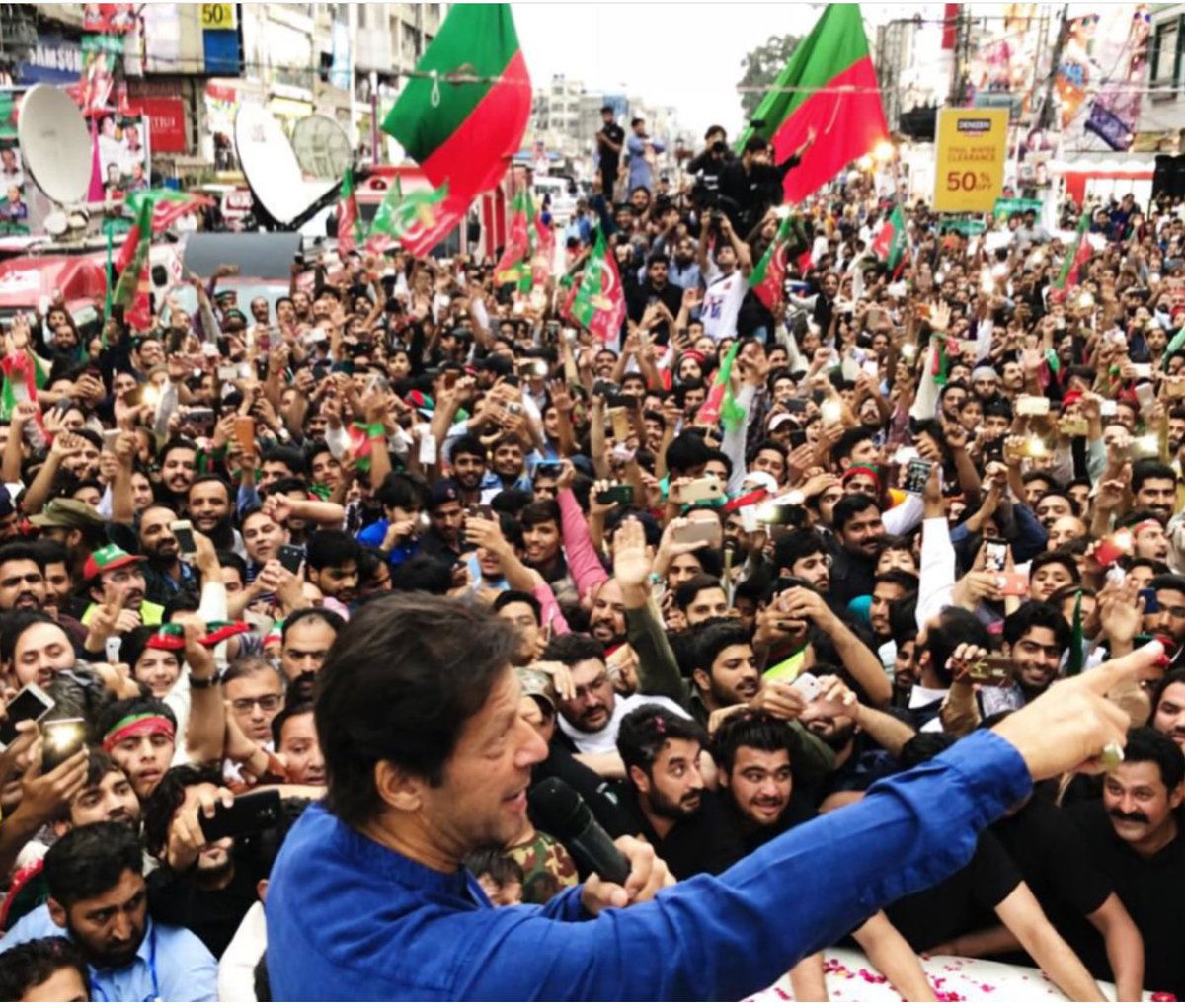 Could anyone demostrate like IMRAN KHAN??? ❤💚
@ImranKhanPTI
#PTIRawalpindiCampaign