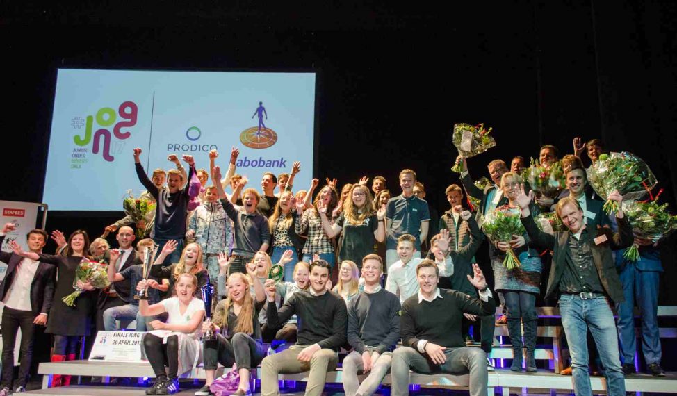 onswf_nieuws's tweet photo. #Onderwijs #Ondernemen Staatssecretaris EZ Mona Keijzer reikt prijs uit tijdens finale #Jong18 https://t.co/SLKHVU29Ee https://t.co/KZP6yTU38D