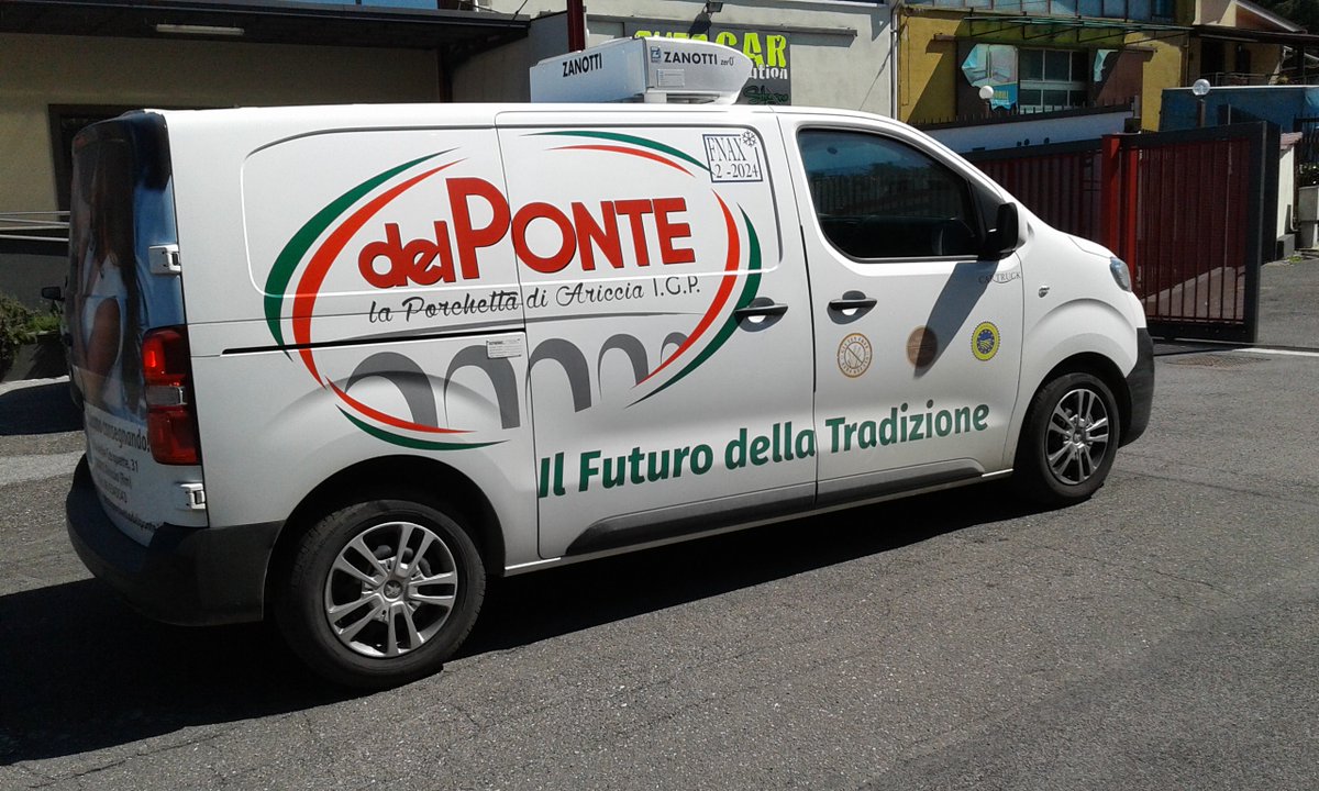 DelPonte17's tweet photo. Si aggirano già da qualche giorno, nuovi di zecca.
Sono i nostri furgoni: contengono la "tradizione" delle Eccellenze delPonte e al loro esterno esprimono l'idea che abbiamo di marketing e brand aziendale.
#DPfood #food #Ariccia #CastelliRomani #Roma #consegne #fotografia #oggi https://t.co/b6Dx5aAbrv