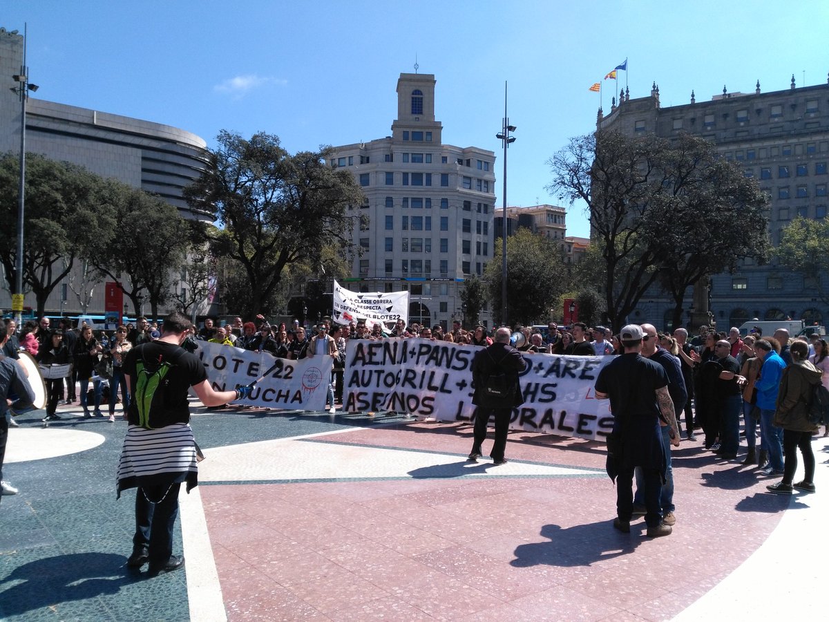 Seguimos más fuerte que nunca! Huelga indefinida hostelería aeropuerto #Barcelona #Lote22 #plazacataluña #huelga #VagaGeneral #PP #Aena #pansfood <a href="/nomasprecario/">No más precariedad</a> <a href="/BCNLote22/">Lote22</a> #Lote22  <a href="/publicaysocial/">aena #públicaysocial</a>