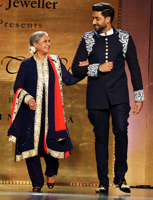 BachchanJrFC's tweet photo. Here's wishing the ever inspiring and beautiful, our 'Queen B' a very happy birthday ❤️💐 #JayaBachchan 
@juniorbachchan 
#TeamB https://t.co/Fw8LD6dhPn