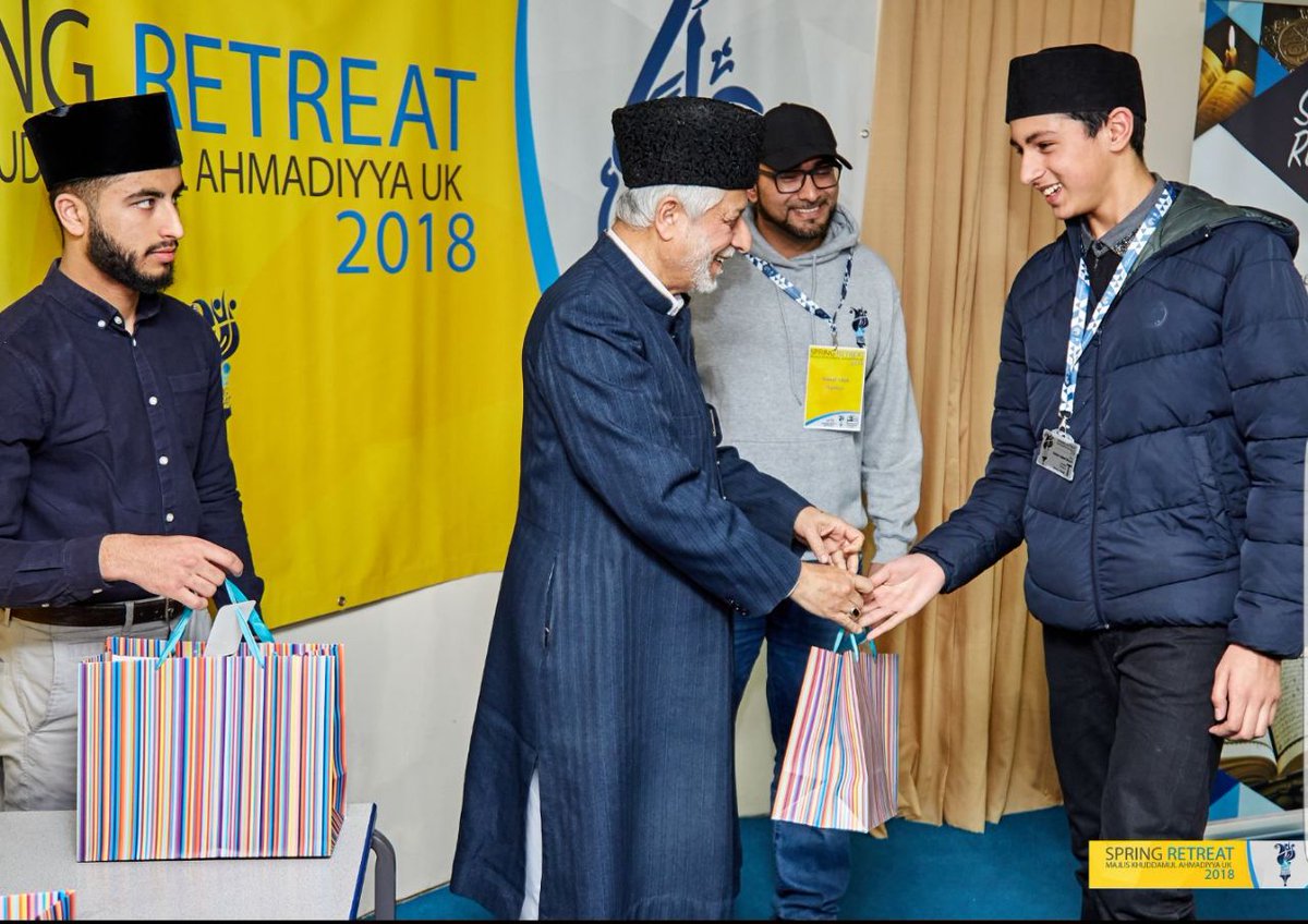 YorkshireAtfal's tweet photo. Yorkshire Tifal receiving 1st prize in national educational test from Imam of London Mosque #proudmoment#achievement https://t.co/ypum5Oj9qg