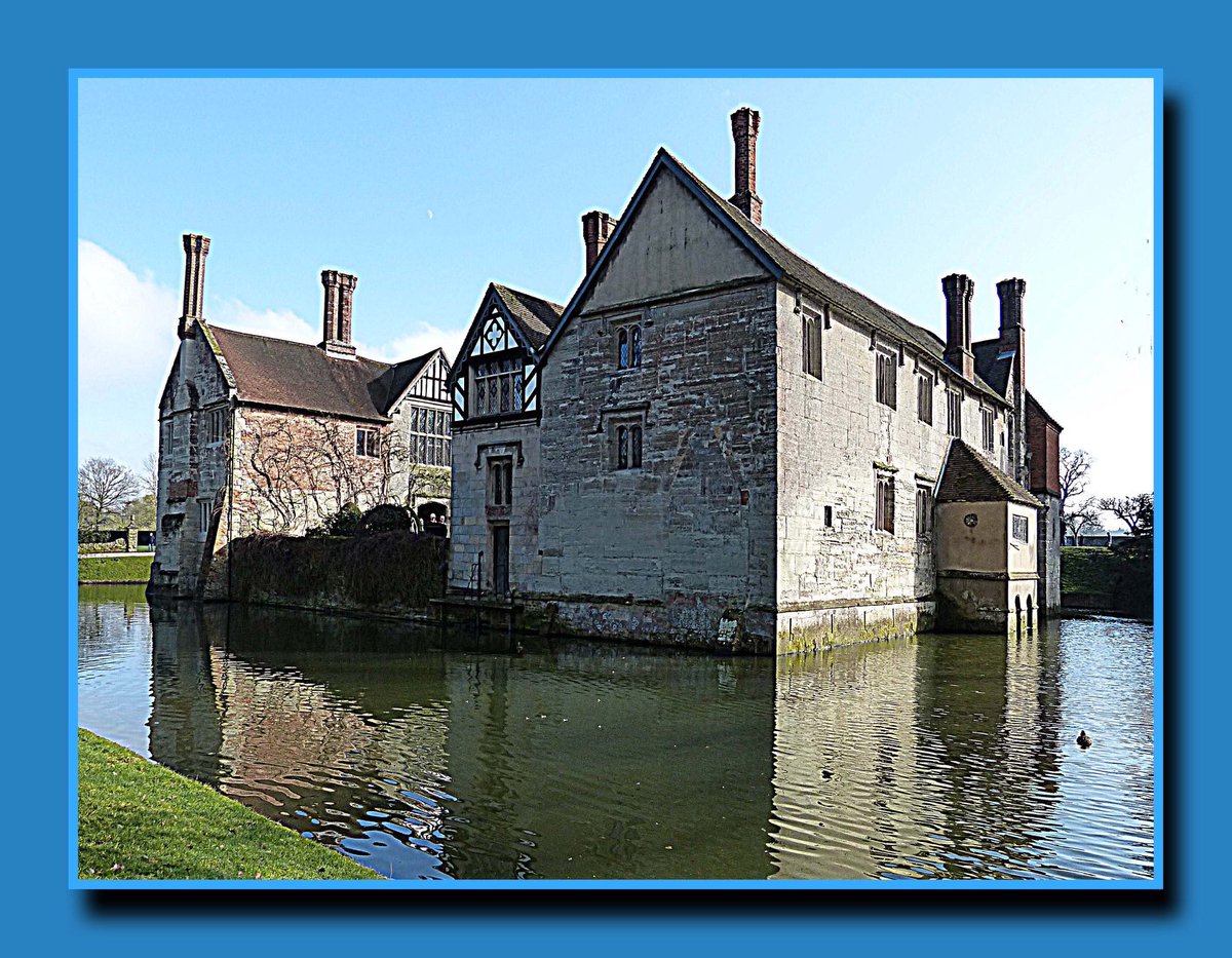 janicestaines's tweet photo. Baddesley Clinton
This moated manor house was built on the 15th century. It belonged to the Ferrers family who lived there for over 500 years. Three priest holes have been discovered in the house.
@nationaltrust 
#photography #architecture #heritage #Moated #manorhouse https://t.co/sxV42m68nd
