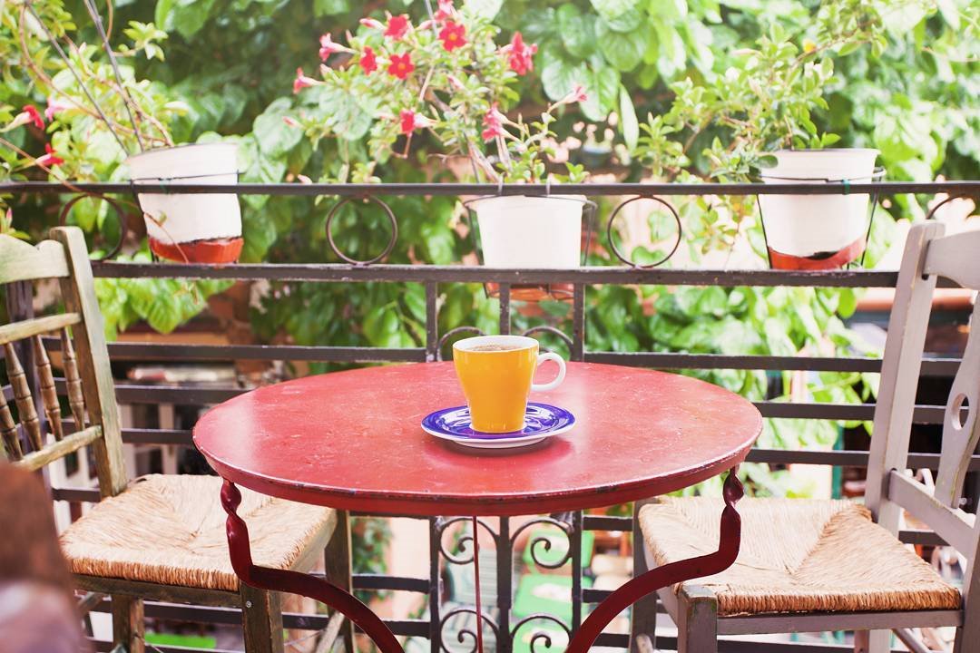 greecelovR's tweet photo. 🇬🇷 💖 Are you looking for more? Good morning folks!#VisitGreece #Greece #SomewhereInAthens #colours #coffee #lazymorning #instagreece #VisitGreece #GreekSummer #summer #greekisland #backpacker #flytogreece #topvillas #villabreaks #wishyouwherehere #athensvoice #grece #grecia # https://t.co/NTHpSdxqiO