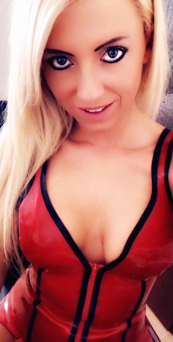 Einen tollen Wochenstart wünsche ich euch Süssen ☀️💋 #latex #selfie #lookinmyeyes #mydirtyhobby #visitx