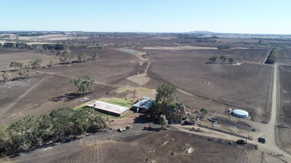 dsgilmour's tweet photo. Thanks to @wallaloopark and @ryan_milgate for fodder and transport for us following the #swfires. https://t.co/GV272sts4E