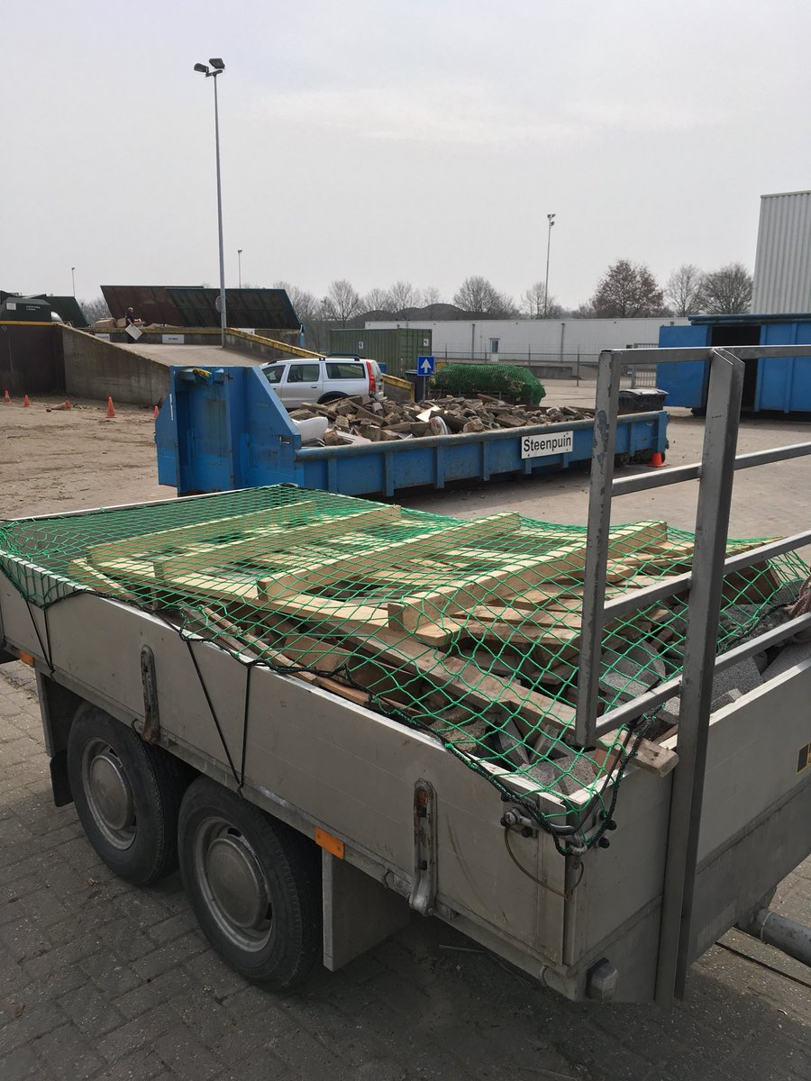 Lekkere dienstverlening bij het milieustation <a href="/gemeentevenlo/">Gemeente Venlo</a> Aanhangwagen niet in één keer mogen leegmaken. Want regels zijn regels. Pffff wat een toppunt van #bureaucratie