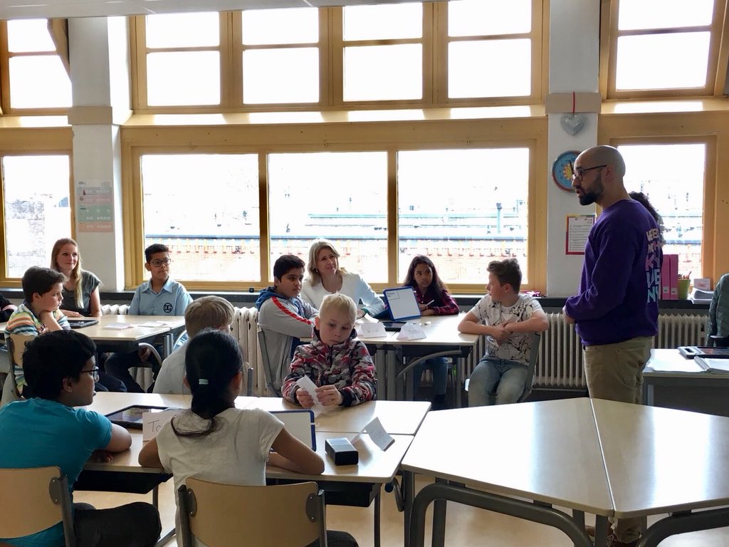 Ministerie_EZK's tweet photo. Het @wef schat dat 65% van de basisschool kinderen een baan gaat vinden die nog niet bestaat. Voorbereid zijn op een gedigitaliseerde samenleving is dus belangrijk. Stas @MonaKeijzer is aanwezig bij de les Cyber Security, waar leerlingen aan de slag gaan met online veiligheid. https://t.co/Ko1d24RwxC