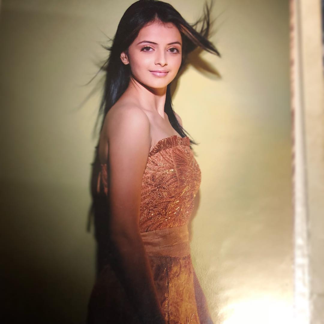 TellyTalkIndia's tweet photo. #Ishqbaaaz star #ShrenuParikh shares a picture from her first photoshoot!

How many hearts for this picture?! https://t.co/53ygLsq8wY