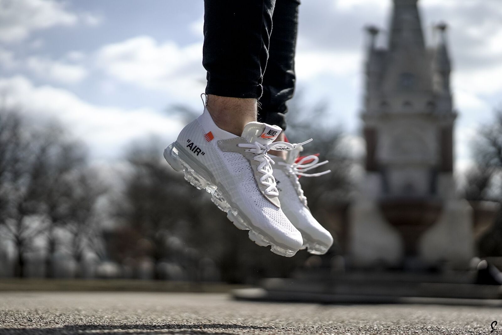 off white vapormax on feet