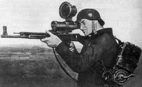 RCrusoe_'s tweet photo. @ww2turkiye #WW2 de Almanların kullandığı gece görüş aracı. "Vampir" de denilen "Zielgrad 1229". Takılı olduğu tüfek StG44. #NightVisionDevice https://t.co/VCe4RMQKLS