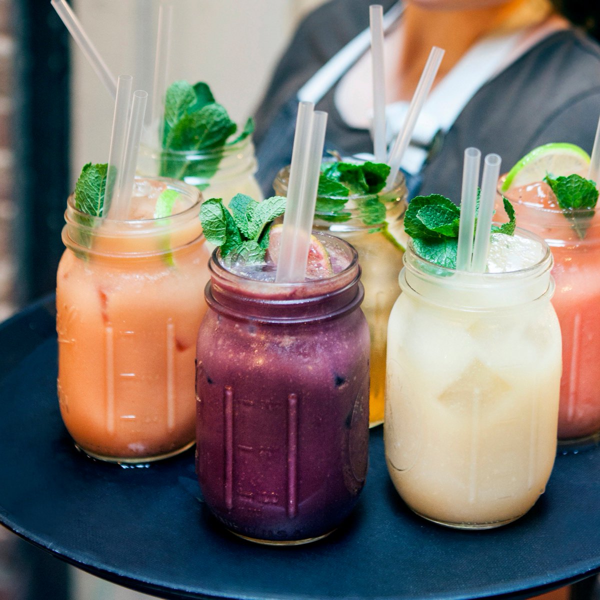VlaamschBrood's tweet photo. De terrassen krijgen weer kleur door alle gezonde smoothies! Ga jij voor een antioxidanten-boost na het weekend? Of meer voor een zomerse verfrissing? Vergeet ook de groente smoothie niet, een ware smaakexplosie!
#aarbei #banaan #ananas #papaya #mango #limoen #komkommer #munt https://t.co/PJhHD72Kej