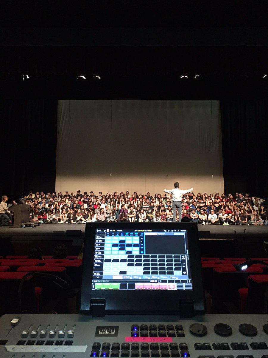 Kursaalmanresa's tweet photo. Assajos del #FemOpera, que estrenarem dimecres (21h) i del quals acollirem 3 funcions. Hi participen més de 600 alumnes de 1r i 2n d'ESO https://t.co/g4iEnBPxud