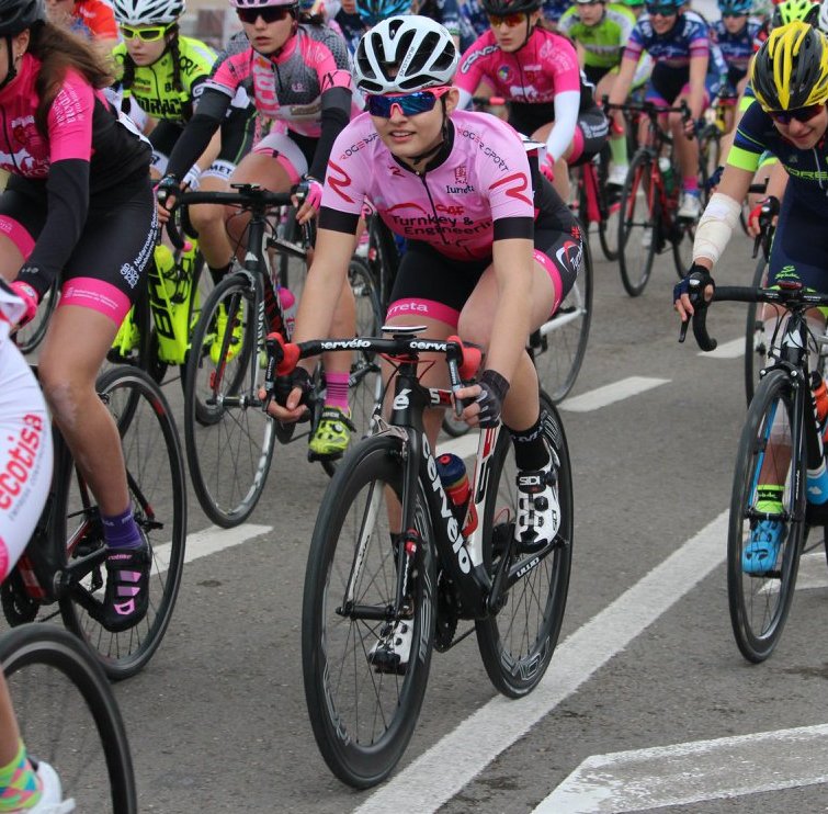 CAFTurnkeyEngin's tweet photo. Balance positivo del equipo cadete en la #CdENoja.
Notable debut en #CopaEspanaFeminasCofidis18 5ª plaza para Jimena de Roa. Xana Ruiz y Nerea Isusi completaron los 37,7 km de los que constaba la prueba.
(📸: @cdomenech71) https://t.co/kXiKZEJTGJ