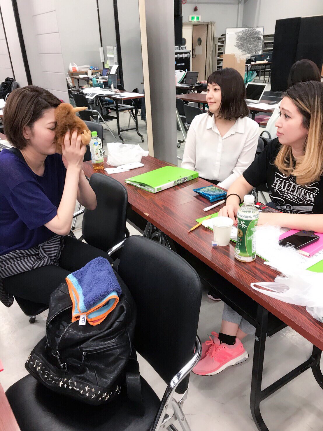 朝夏まなとマネージャー on Twitter "バンド合わせも順調に終わりました。休憩の一コマ。RiRiKAは