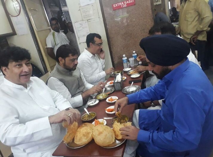 imckm26's tweet photo. पहले पेट पूजा फिर दलित पूजा ।
@RahulGandhi @INCIndia caught on camera eating just b4 an San
This is ridiculous Cong move extend to mock Dalit communities and their hypocrisy exposed
#CongMockDalit
#RahulFastDrama
#CongFakeFastPolitics
#FastFoodPolitics #Fasting #FakeFast https://t.co/dILd9QMmmI