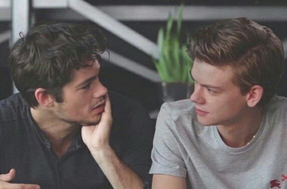 DylanHp_'s tweet image. «- Tommy est son meilleur ami depuis des décennies, Il connaît tout de sa vie et inversement. Inséparables, Dylan est souvent jaloux quand Thomas passe du temps avec une autre personne que lui. Son secret, il est en crush sur lui depuis toujours. -»