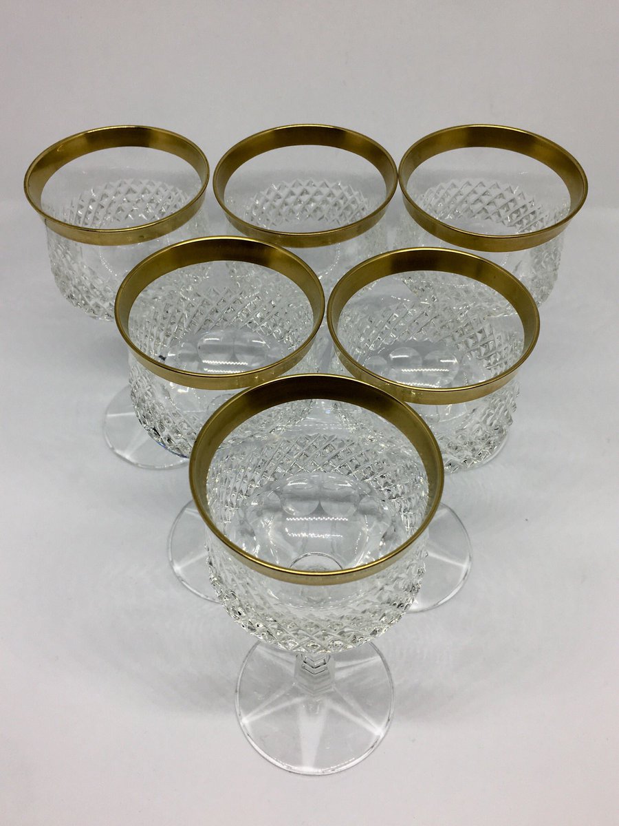 BcnVintage17's tweet photo. Set Copas para vino con borde dorado y cristal cortado #vintage #vino #wine #drink #decoretro #raval #copas #bartender #vintageshop #barcelonavintage #etsyshop #glass https://t.co/6ffXRRVKSI