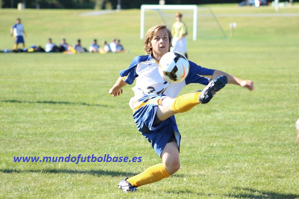 Cuando la pelota quema en los pies, ahí se ven los buenos futbolistas. No hay que esconderse. El que no falla, no mejora. #FútbolBase
