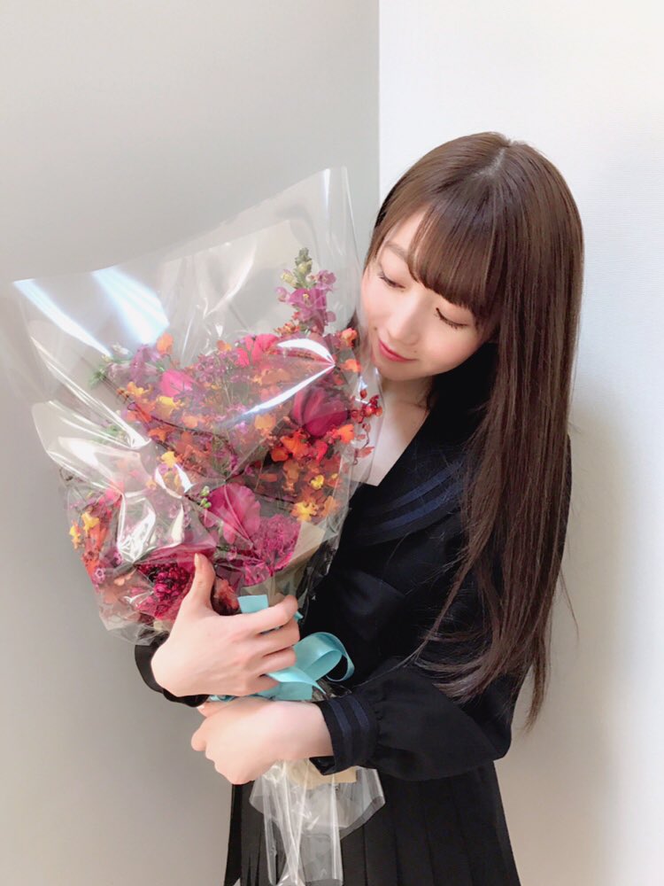 otani_emiri's tweet photo. 5月16日(水)発売の
3rdシングル『手遅れcaution』
MVが公開されました✨
https://t.co/xlNotZnslV

今回も素敵な楽曲を
作っていただきました！！
見る度に色々な発見があると
思います♪沢山観て下さい❤️

撮影と誕生日が近かったので、
お祝いしていただきました…🌷
#手遅れcaution #イコラブ https://t.co/EtVljDqPja