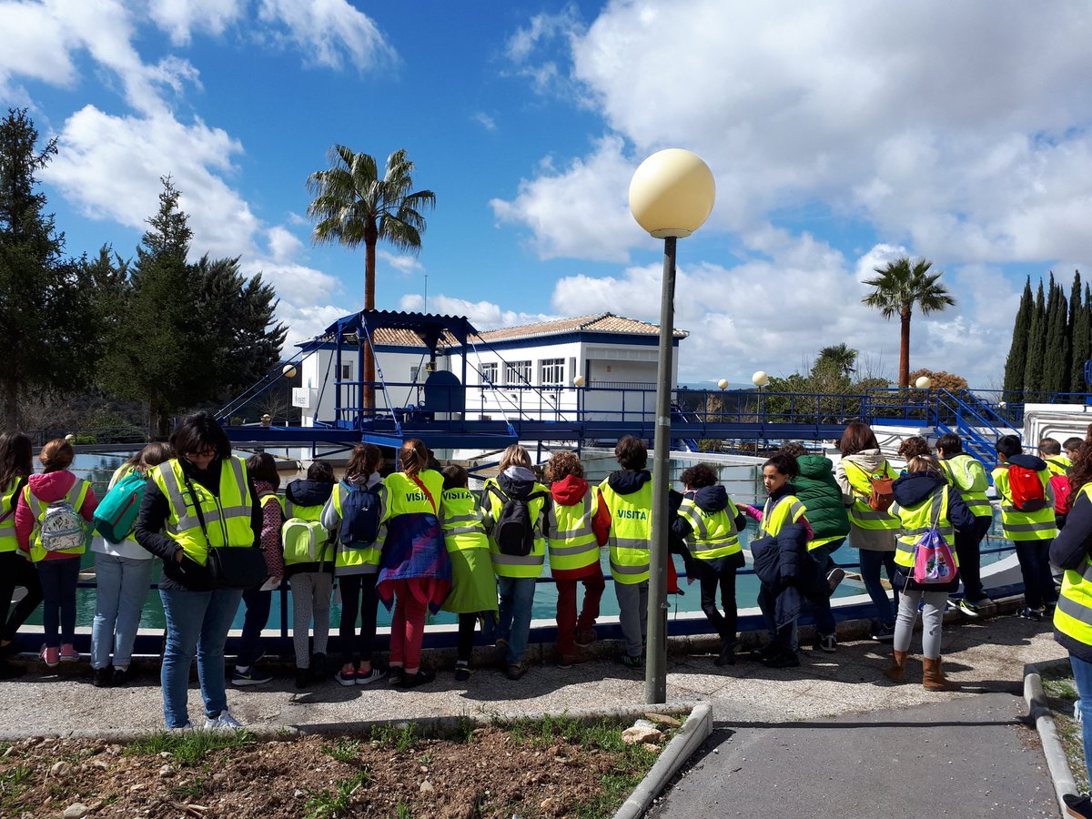 AguaGranada's tweet photo. Hoy #Lunes recibimos alumnos/as de 5° de primaria del #CEIPGenil en la potabilizadora de #Granada de @Emasagra 
#Aguadecalidad #AguaGranada #visitaseducativas https://t.co/6ydyIBp7tV