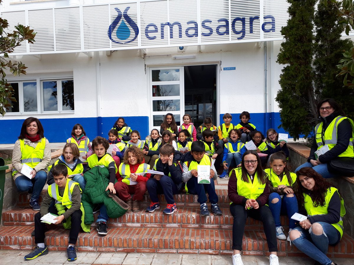 AguaGranada's tweet photo. Hoy #Lunes recibimos alumnos/as de 5° de primaria del #CEIPGenil en la potabilizadora de #Granada de @Emasagra 
#Aguadecalidad #AguaGranada #visitaseducativas https://t.co/6ydyIBp7tV