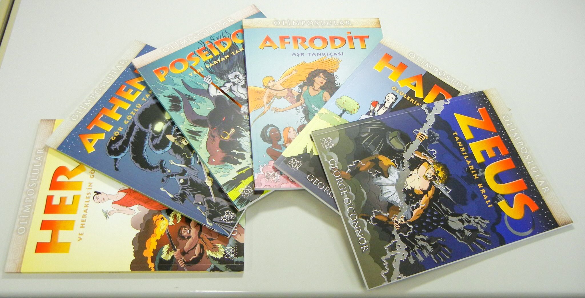 Art Book Iskusstvo ギリシャ神話コミックセットより それぞれの作品をご紹介 ゼウス ギリシャ神話の主神ゼウス ティーターン神族を封じ込めてこの世の秩序をつくるところに始まり 好色ぶりの発揮 テューポーンとの壮絶にして壮麗な一騎討ちシーン