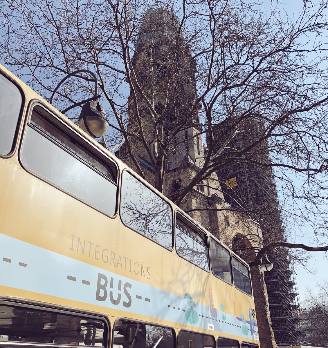 ShaiHoffmann's tweet photo. Wir sind seit heute im #Integrationsbus unterwegs und sind am Dienstag in Hamburg, Mittwoch in Essen, Donnerstag in Frankfurt am Main und am Samstag in Berlin! #DIP2018 kommt vorbei! https://t.co/Dh4HctvKMW