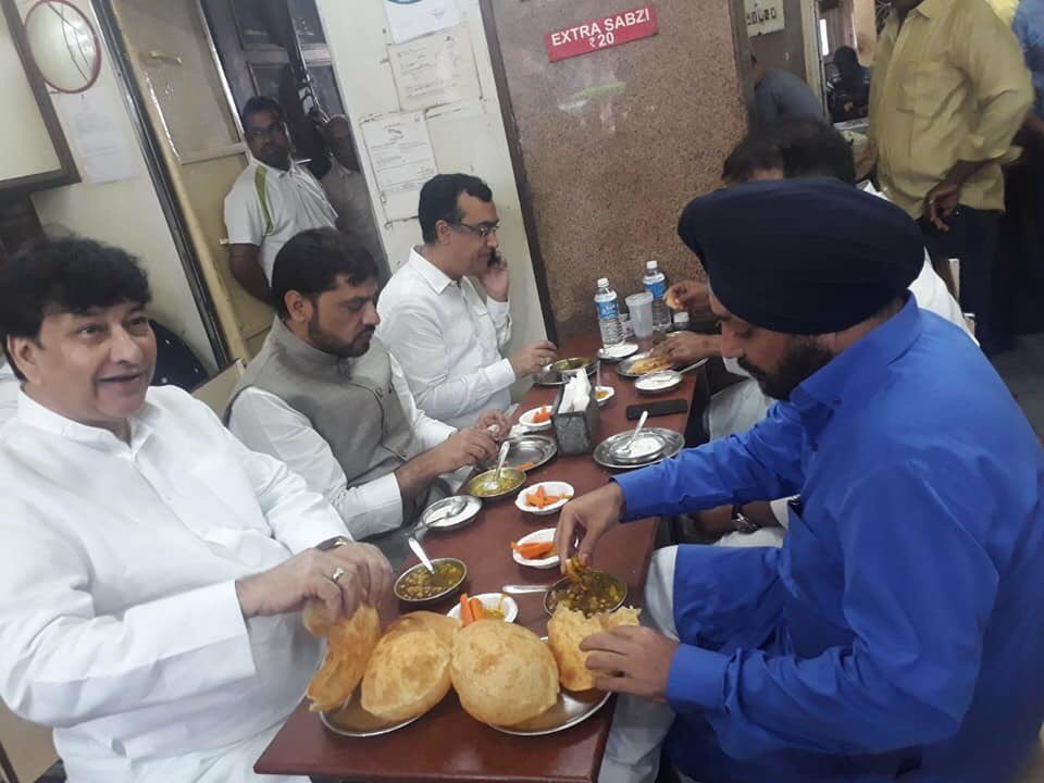 RajpalSinghLive's tweet photo. गांधी तेरे देश में हर गांधी बिक गया
करता ढोंग उपवास का, छोले पूरी गटक गया
दलित-दलित का नाम ले-ले सोंचे जीतेंगे चुनाव
जनता भी ये जानती फिके रहेंगे सब दाव
-राजपाल सिंह
#CongressForPeaceAndHarmony #FastFoodPolitics #RahulGandhiUpwas #RahulFast #Dangal https://t.co/VCdHPQXDia